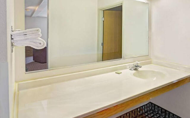 Super 8 Motel - Mars/cranberry/pittsburgh Area