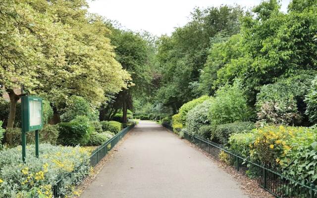 Chic Apartment in London near Royal Air Force Museum