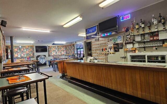 White Horse Inn Restaurant & Motel