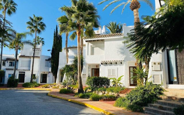 House With 3 Bedrooms in Estepona, With Pool Access, Enclosed Garden and Wifi - 150 m From the Beach