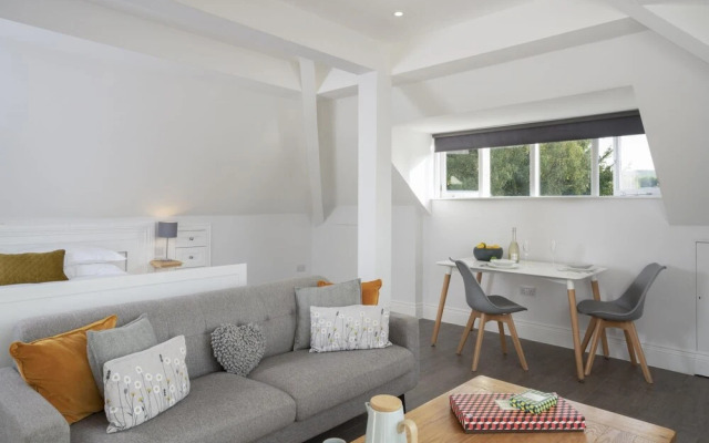 Storrs Hill Sanctuary - Spacious Studio - Stunning Lake Views