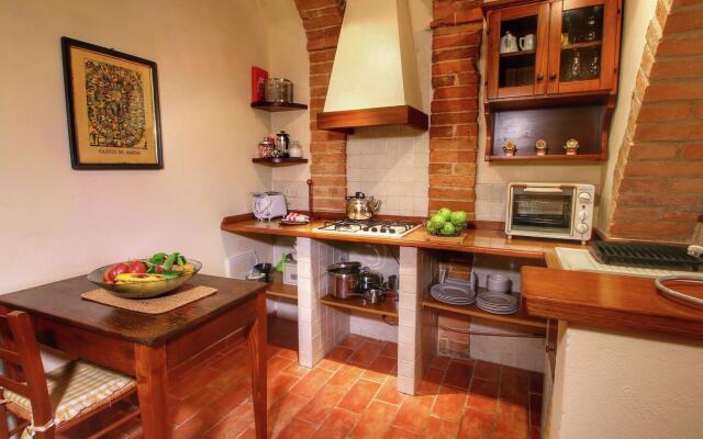 Boutique Cottage in Poggibonsi with Pool