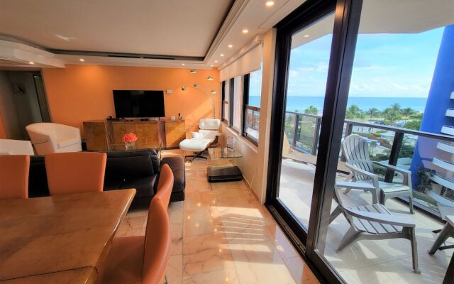 Alexander 807 5 Bedroom Apts by RedAwning