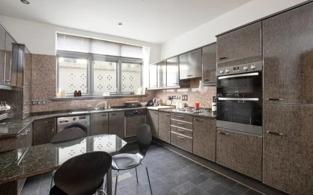 Stylish 2-bed Flat by Piccadilly Circus & Mayfair