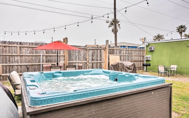 Romantic Apt: Private Patio & Shared Hot Tub!