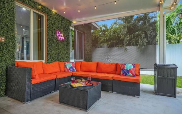 Unique Escape GameRoom! Bar, BBQ, Spacious, and Near Beach - photo 2