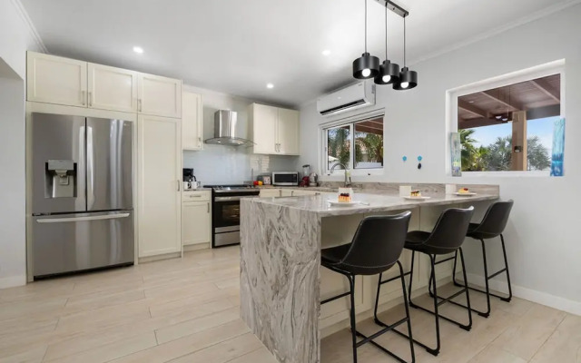 High-end Pool Getaway Upscale 5 Location BBQ