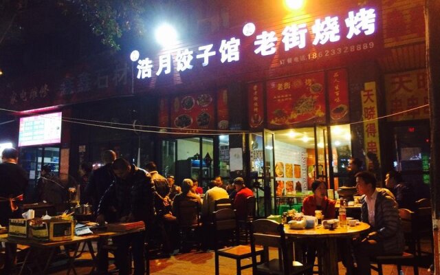 Chongqing Lugang Youth Hostel Longtousi Store