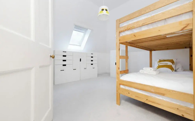 Delightful 3-bed Flat with Parking