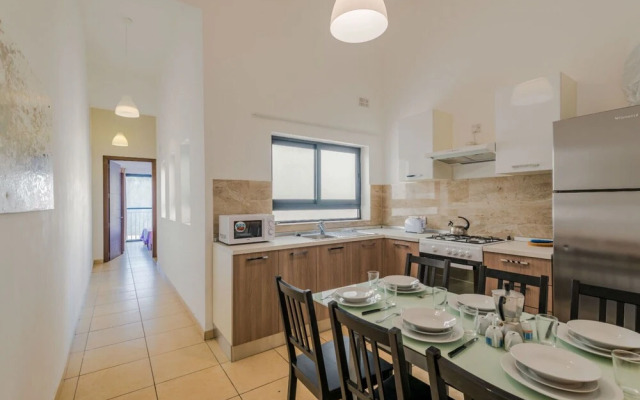 Getawaysmalta - Blue Harbour Seafront 3-bedroom Apartment in St Paul's Bay