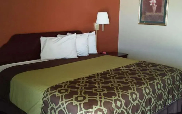 Deluxe Inn Motel
