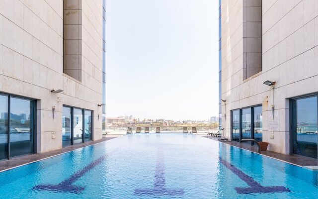 DeluxeApartment with Views of the Marina