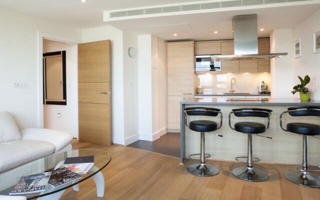 Sublime St. George Wharf Apt. in Vauxhall