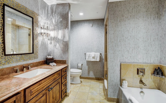 2 BR Ritz-Carlton Chic Décor Valley Views Condo by RedAwning - Save 20% on 7+ Nights!