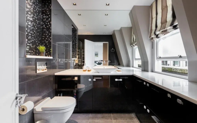 Stylish 2BR 2BA by the Heart of Soho