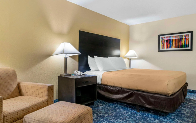 Quality Inn and Suites Livonia
