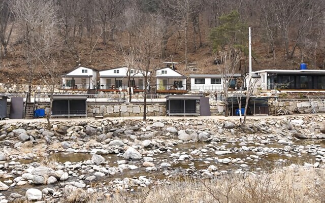 Gapyeong Hwaaksan Acrossvalley Pension