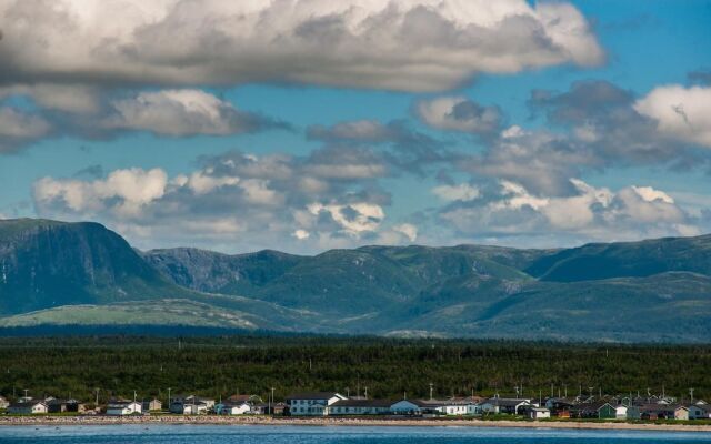 Shallow Bay Motel & Cabins