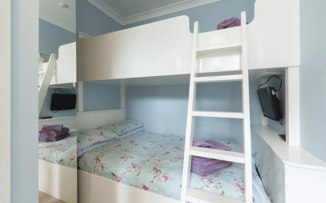 Apartment 32