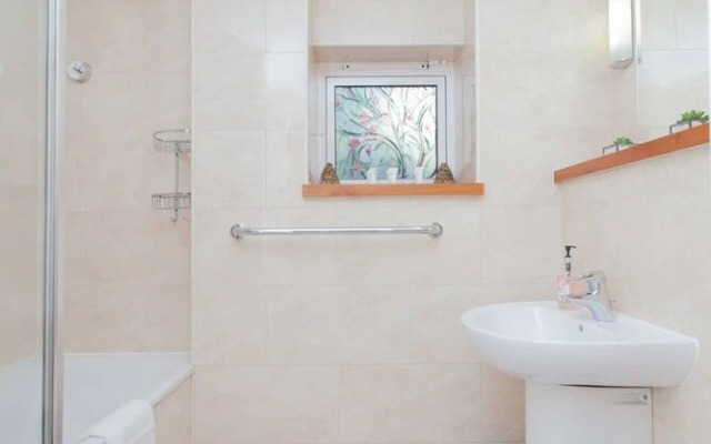2 Bedroom Flat In Holyrood Area