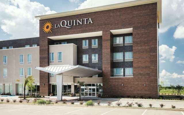 La Quinta Inn & Suites by Wyndham Dallas Plano - The Colony