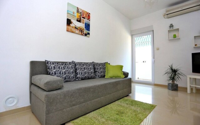 Spacious Apartment By The Beach