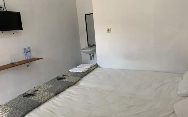 Recharge Cafe & Garasi Homestay