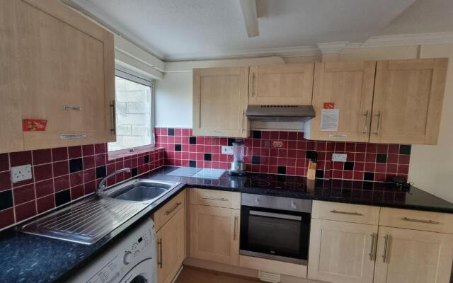 4 Bed 2 Bathroom House with Garden and Parking