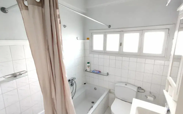Stylish 1BR Apt With Retro Kitchen View Balcony