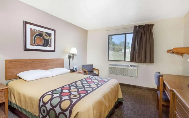 Super 8 by Wyndham Lewisburg
