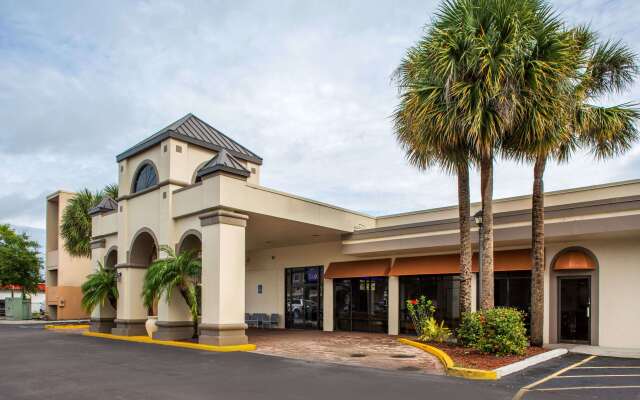 Days Inn & Suites by Wyndham Orlando Airport