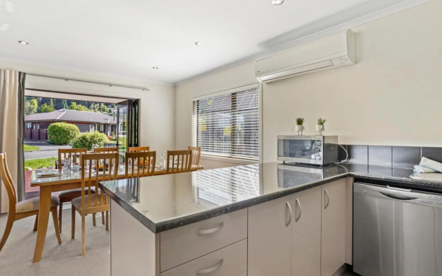 16 Rutherford Crescent