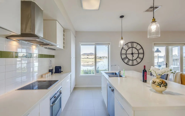 StayAU Magnificent Lakefront Villa