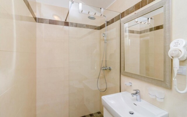 Nice Home in Brsecine With Wifi and 3 Bedrooms