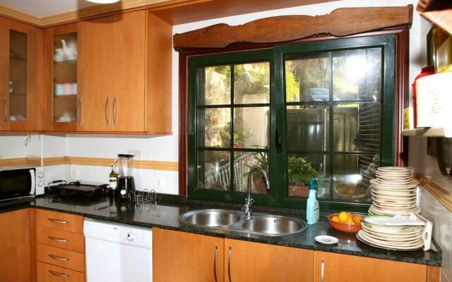 House With 5 Bedrooms in Pontevedra, With Enclosed Garden