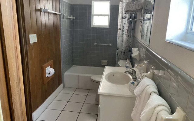 Holiday Court 01 - Surfside