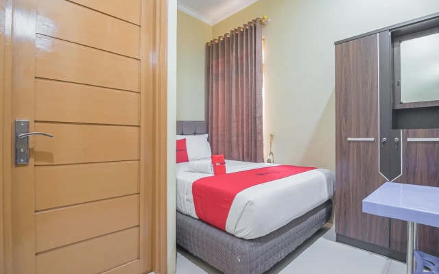 RedDoorz Plus near Syamsudin Noor Airport 3