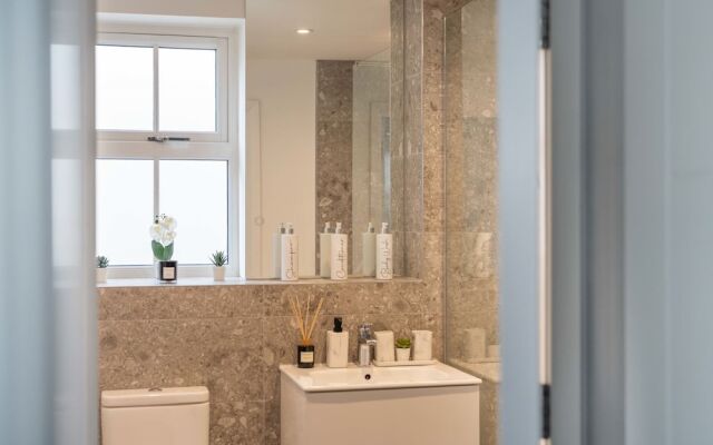 Super Luxe Central Maidenhead Apartment