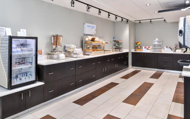 Holiday Inn Express & Suites Kansas City - Lee's Summit by IHG