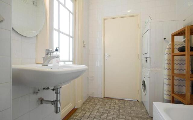 Spacious 4P Canal Apartment