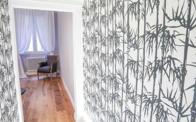 Art Apartment Black & White Suite