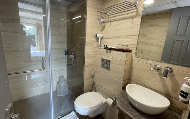 Saltstayz Express - Medicity (Near Medanta Hospital)