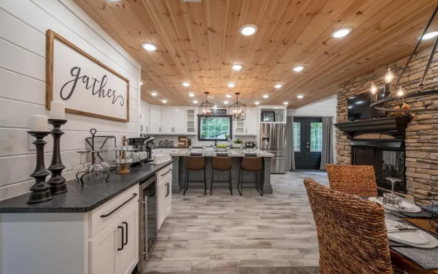 Sugar Hill Newly Remodeled includes Fully Supplied Kitchen and Hot Tub by RedAwning