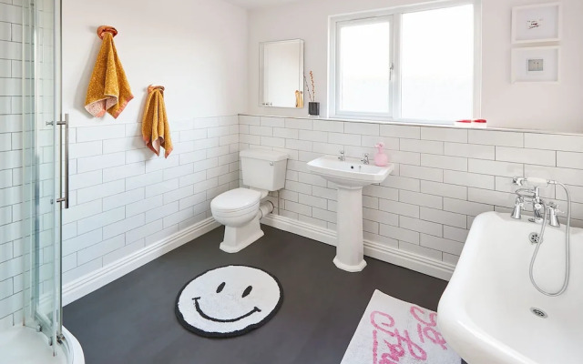 Host Stay The Artists Pad