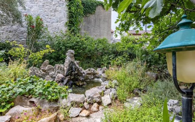 Stylishly Decorated Apartment With Private Terrace