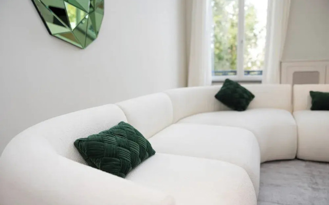 Luxurious 3-Bedroom 280sqm center