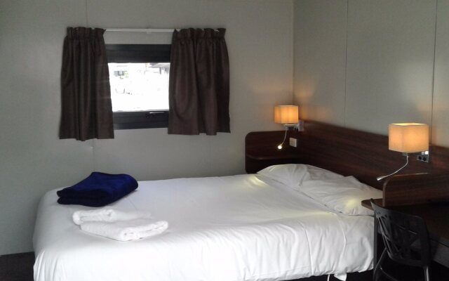 Shooters Saloon Bar Hotel & Cabins