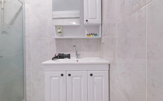 Stunning Gorgeous 2 BR near Golden Horn