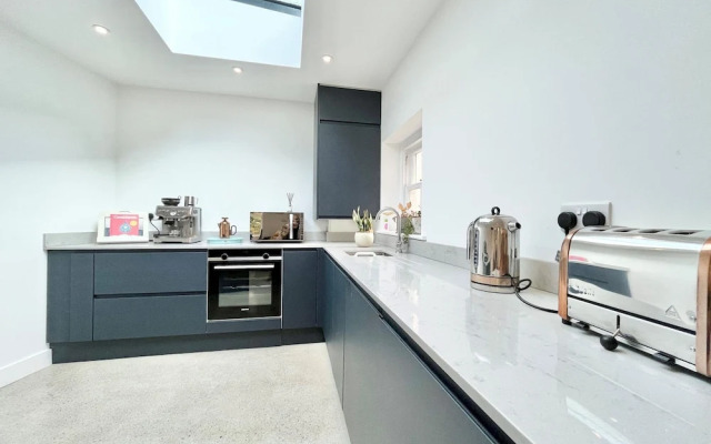 The Vicarage Newlyn 1 Bed River View Parking