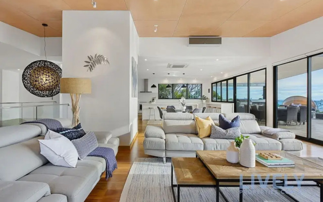 The Ocean s Edge Luxury Entertainer With Views